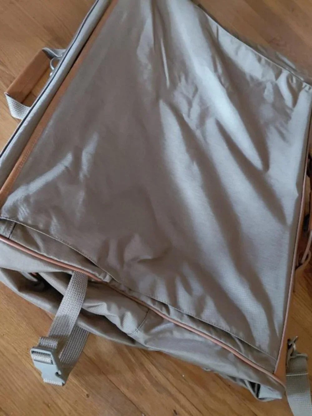 Features 2 deep front pockets with exterior/ interior zipper compartments galore